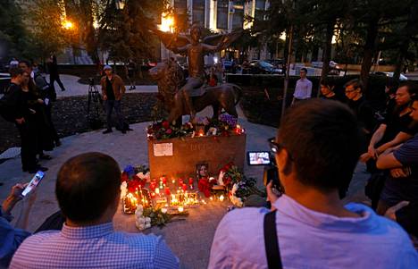 Ihmiset toivat kynttilöitä Daria Duginan muistoa kunnioittavalle paikalle Moskovassa elokuussa.