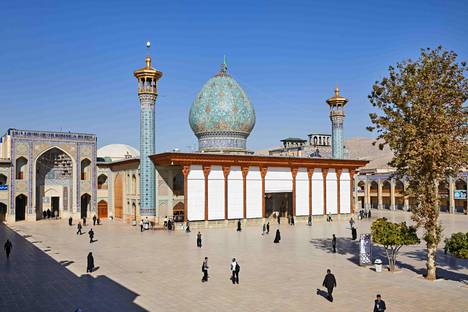 Shah Cheraghin mausoleumi ja moskeija Shirazissa on Etelä-Iranin pyhimpiä paikkoja. Kuva vuodelta 2017.