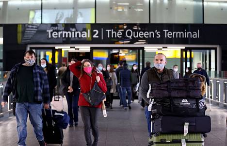 Britannia alkaa vaatia maahan saapuvilta todistusta enintään kaksi vuorokautta ennen matkaa otetusta ja tulokseltaan negatiivisesta koronatestistä. Kuvassa matkustajia Heathrow’n lentoasemalla Lontoossa 30. marraskuuta.