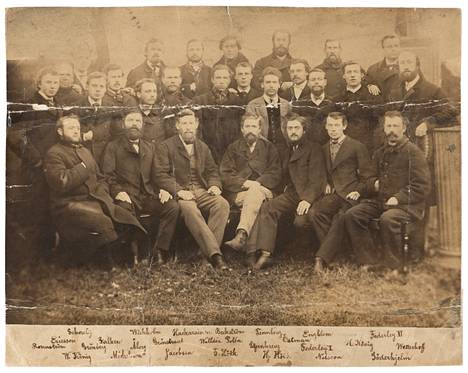 Emigranttiryhmä, joka matkusti Itä-Aasian Amuriin merikapteeni Fridolf Höökin johdolla.  Kuva on otettu vuonna 1868. Edessä neljäntenä vasemmalta Fridolf Höök, viidentenä hänen veljensä Hjalmar Höök.