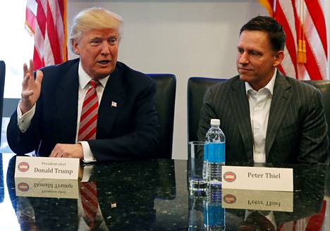 Facebookia edustanut Peter Thiel istui presidentiksi valitun Donald Trumpin vieressä joulukuussa 2016, kun suurten teknologiayritysten johtajat vierailivat Trump Towerissa New Yorkissa.