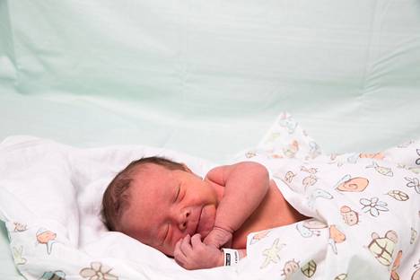 Nurmijärveläinen poika Paavola syntyi viikko sitten Hyvinkään sairaalassa. Hänet kuvattiin kahden päivän ikäisenä.