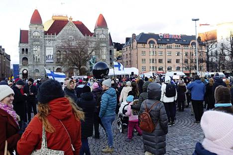 Rautatientorilla Helsingissä järjestettiin 20. marraskuuta koronarokotuksia ja koronapassia vastustava mielenosoitus. Psykologit kertovat, miten rokotekeskustelun kärjistymistä voidaan välttää.