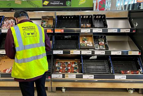 Tomaattihylly uhkasi tyhjetä Sainsbury’s-ruokakaupassa Lontoossa 26. helmikuuta.