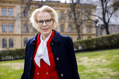 Finanssivalvonnan johtaja Anneli Tuominen pitää työstään niin paljon, ettei hän halua jäädä eläkkeelle vielä 68 vuoden iässä. Tuominen siirtyy kesällä töihin Euroopan keskuspankkiin pankkien valvontaneuvostoon.