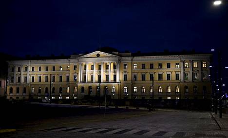 Valtioneuvoston linna Helsingissä iltavalaistuksessa 17. tammikuuta.