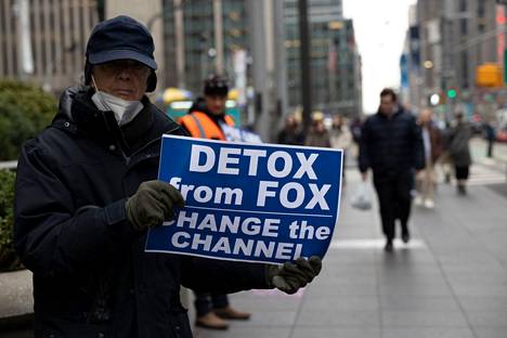 Mielenosoittajia New Yorkissa Fox News -uutiskanavan toimitalon ulkopuolella helmikuussa.