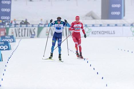 Sprintin loppusuoralle avautuisi uusia kuvakulmia, jos hiihtäjillä olisi kamerat. Kuvassa Joni Mäen ja Aleksandr Bolšunovin loppusuorataistelu Salpausselän kisoissa 2021.