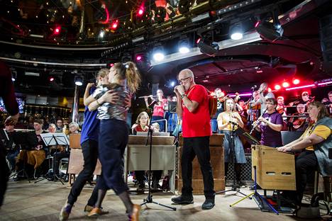 Orivesi All Stars piti levynjulkaisukonsertin vuoden 2019 Folklandia-risteilyllä. Huuliharppusoolon soitti Veli-Jussi Lietsala (keskellä). Vuoden 2020 risteilyllä pelimannikollektiivi palkittiin vuoden kansanmusiikkilevystä.
