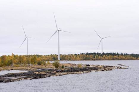 Toisin kuin maatuulivoima Suomessa, merituulivoima ei vielä ole markkinaehtoisesti kannattavaa. Kuvassa tuulivoimaloita Kemissä sijaitsevassa Ajoksen tuulipuistossa, jonka omistaa Ikea ja jota operoi OX2.