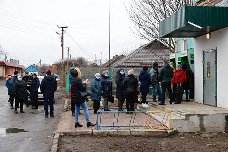 In the village of Rozivka, less than 50 km northwest of Mariupol, people were queuing up at Privatbank's ATM.