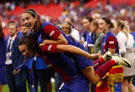 Ingrid Engen and Aitana Bonmati celebrate winning the Champions League.