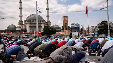 Turkki | Turkin presidentti Erdoğan vihki käyttöön kiistellyn moskeijan Istanbulin Taksim-aukiolla
