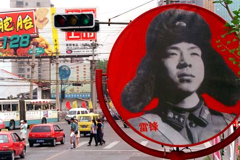 Lei Feng on Kiinassa juhlittu kansallisankari. Fengin kuva kadulla kauppakeskuksen seinässä Pekingissä.