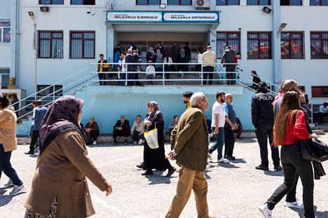 Äänestyspäivää suosi aurinkoinen sää. Äänestäjiä Selçuklun koulun ulkopuolella.