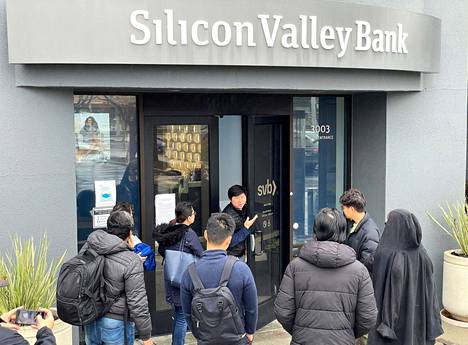 Silicon Valley Bankin työntekijä kertoi perjantaina pankin ovelle kerääntyneille asiakkaille, että pankki on suljettu. Pankin pääkonttori on Santa Clarassa Kaliforniassa. 