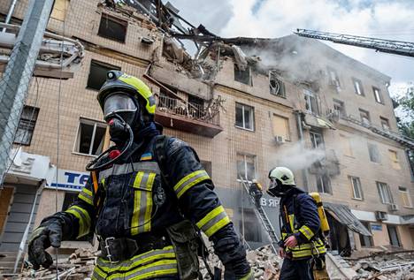 Pelastustyöntekijät sammuttivat Venäjän joukkojen iskusta syttynyttä paloa Harkovassa tiistaina.