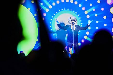 Pet Shop Boys toi Helsingin jäähalliin 4000 kuulijaa. Kuvassa laulaja Neil Tennant.