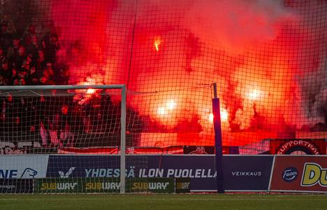 Soihdut valaisivat HIFK:n fanipäädyn 5. syyskuuta pelatussa Stadin derbyssä. 