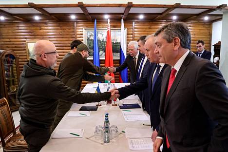 Valko-Venäjän valtiollisen uutistoimiston Beltan välittämän kuvan kerrotaan esittävän Venäjän ja Ukrainan 3. maaliskuuta käymiä neuvotteluja. Vasemmalla Ukrainan puolustuministeri Oleksi Reznikov.