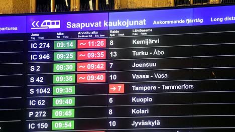 Näyttö Helsingin rautatieasemalla kertoi kaukojunien myöhästymisistä tämän viikon maanantaina.