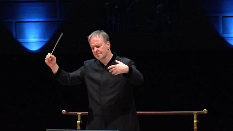 Sakari Oramo Tukholman Konserthusetin videotaltioinnin pysäytyskuvassa. Hän johti Sibeliuksen sinfoniat ja muita säveltäjän pääteoksia Tukholman filharmonikkojen ylikapellimestarikautensa päätteeksi. 