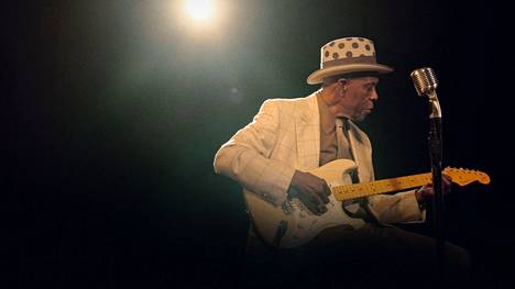 Dokumentti 85-vuotiaasta bluestähdestä Buddy Guysta on täynnä herkullista arkistomateriaalia sekä taiteilijasta itsestään että hänen elämänpiiristään.
