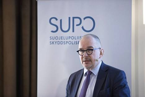 Suojelupoliisin päällikkö Antti Pelttari esitteli Supon vuotta 2022 käsittelevän vuosikirjan Helsingissä torstaina.