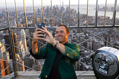 Jordan Spieth vieraili kameroitten ristitulessa New Yorkissa  Empire State Buildingin näköalatasanteellla ja otti selfien.