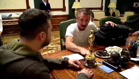 Во вторник Шон Пенн подарил Владимиру Зеленскому свой Оскар. Скриншот видеозаписи. Фото: Канцелярия президента Украины / Reuters
