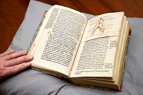 Paljas käsi koskettaa Suomen vanhinta kirjaa. Kirja on lääketieteen oppikirja nimeltä Pantegni, Theorica. Se on peräisin 1100-luvulta.