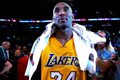 Kobe Bryant viimeisen Los Angeles Lakersin paidassa pelaamansa NBA-ottelun jälkeen 13. huhtikuuta 2016.