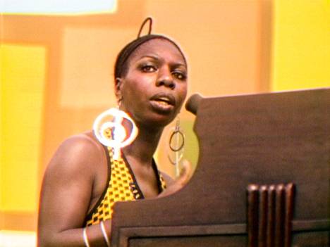 Nina Simone laulaa ja soittaa pianoa Summer of Soul -dokumentissa.