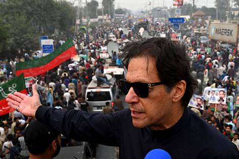 Pakistanin entinen pääministeri Imran Khan puhumassa hallituksen vastaisessa mielenosoituksessa Pakistanin Gujranwalassa 1. lokakuuta.