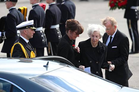 Tellervo Koivisto poistumassa miehensä, presidentti Mauno Koiviston hautajaisten siunaustilaisuudesta.