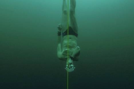 David Vencl kuvattuna tekemässä maailmanennätystä syvyyssukelluksessa Sveitsissä.