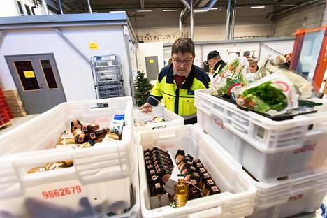 Kaupasta on pantu kiertoon laatikollinen hunajaa. Vantaan Koivukylässä Asko Mäkelä katsoo, mitä tänään on tullut jakeluun.