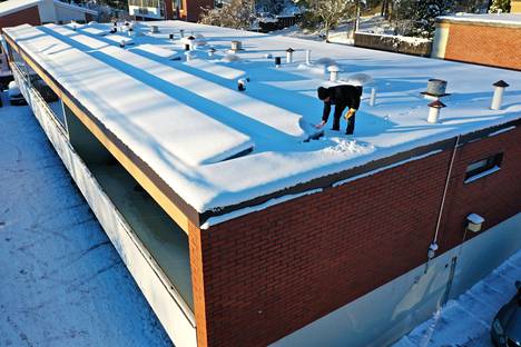Espoon Haukilahdessa sijaitsevan rivitaloyhtiön katolle asennettiin puolitoista vuotta sitten 44 aurinkopaneelia. Markus Eklundin mukaan investointi oli onnistunut, vaikka keskitalvella paneelit ovat lumen alla.