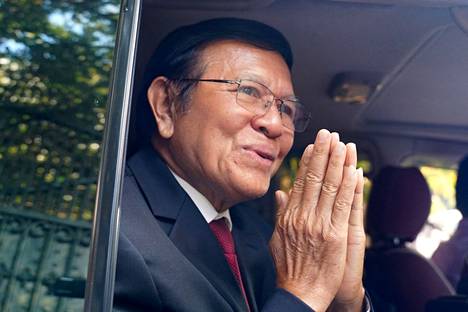 Kambodžan oppositiojohtaja Kem Sokha oli matkalla Phnom Penhin oikeustalolle perjantaina.