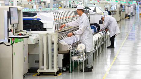 Kiinalaisen Huawein älypuhelimia valmistetaan tehtaassa Kiinan Shenzhenissä.