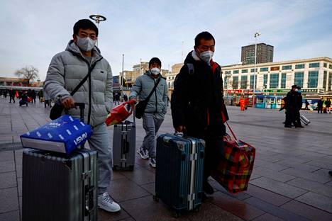 Pekingin rautatieasemalla kärrättiin matkalaukkuja ja pussukoita, joista monissa oli uudenvuoden lahjoja läheisille.