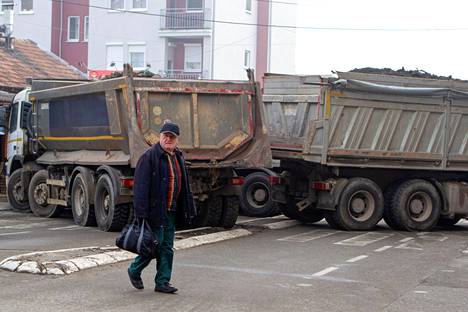 Mies ylitti kadun lähellä tiesulkua Mitrovican kaupungin pohjoisosassa Kosovossa tiistaina. 