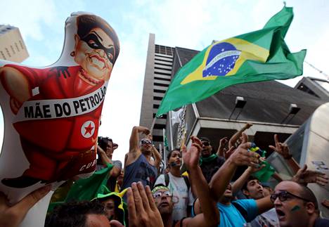 Mielenosoittajat pitelivät Brasilian presidenttiä Dilma Rousseffia esittävää isoa puhallettavaa nukkea São Paulossa maaliskuussa.