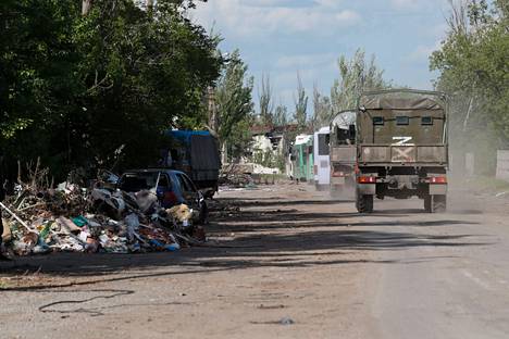 Bussi- ja kuorma-autosaattue poistumassa Azovstalin alueelta Mariupolista perjantaina. Venäjän armeijan edustajat sanoivat tuolloin, että alue on tyhjennetty ukrainalaistaistelijoista.