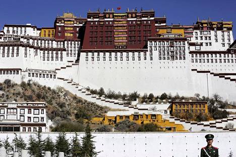 Poliisi seisoi Potalan palatsin edustalla Lhasassa Tiibetissä. Kuva vuodelta 2015.