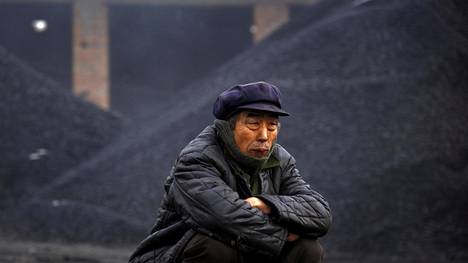 Kiinalaismies huilasi lastattuaan hiilikuormaa Dangchengissä 2011.