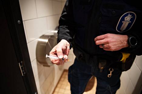 Poliisi korjasi huumeruiskun pois julkisesta vessasta Helsingissä viime helmikuussa.