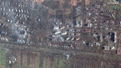 Satelliittikuva taistelujen vaurioittamista kerrostaloista ja pelloista Bahmutissa, 4. tammikuuta 2023.