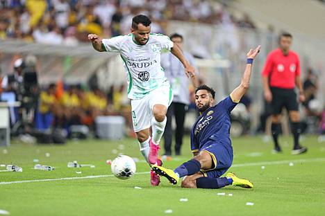 Abdulfattah Asiri (vas.) vauhdissa Saudi-Arabian liigan ottelussa syyskuussa 2019. 