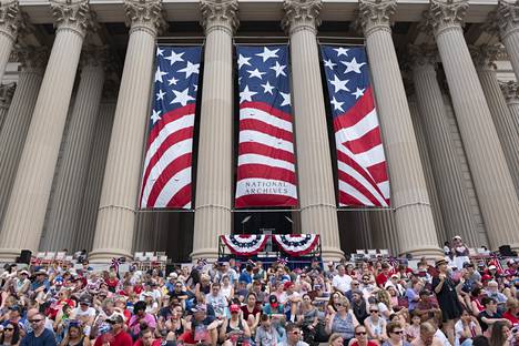 Yhdysvaltain historiasta on luotu poikkeuksellisen menestynyt kansallistarina. Kuvassa yhdysvaltalaiset juhlivat kansallista itsenäisyyspäiväänsä 4. heinäkuuta vuonna 2019 maan pääkaupungissa Washington DC:ssä. Tilaisuudessa muun muassa luetaan vuonna 1776 julkistettu itsenäisyysjulistus.